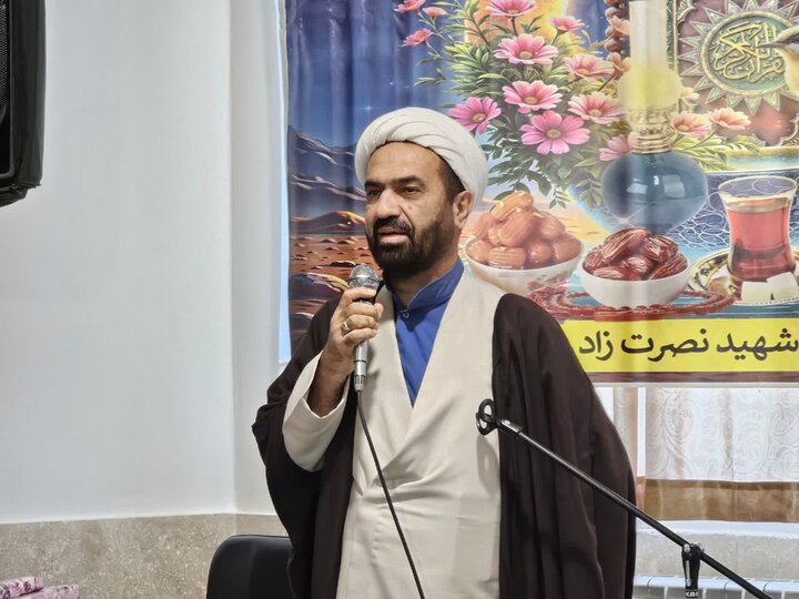 تصاویر/محفل انس با قرآن و مراسم افطاری دبیرستان دخترانه متوسطه اول شهید نصرت‌زاد سنندج