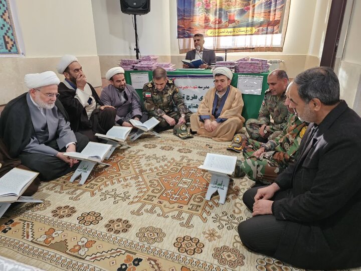 تصاویر/محفل انس با قرآن و مراسم افطاری دبیرستان دخترانه متوسطه اول شهید نصرت‌زاد سنندج