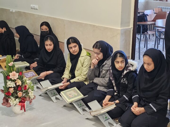 تصاویر/محفل انس با قرآن و مراسم افطاری دبیرستان دخترانه متوسطه اول شهید نصرت‌زاد سنندج