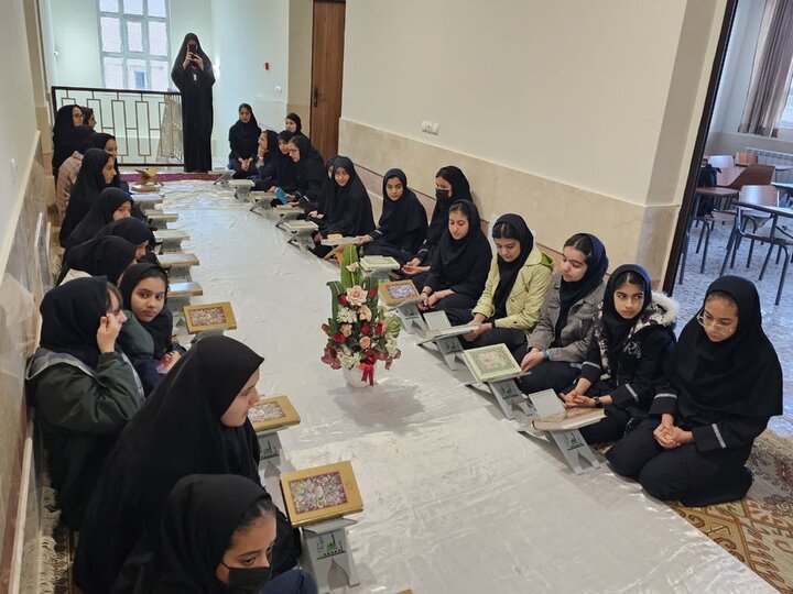 تصاویر/محفل انس با قرآن و مراسم افطاری دبیرستان دخترانه متوسطه اول شهید نصرت‌زاد سنندج