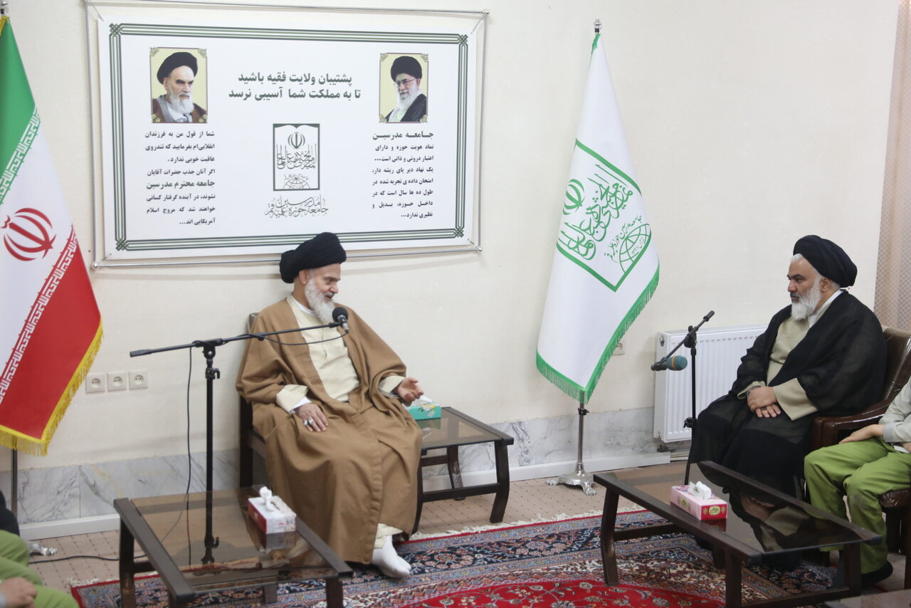 نقش معلم در تربیت دانش آموزان از پدر و مادر هم بالاتر است