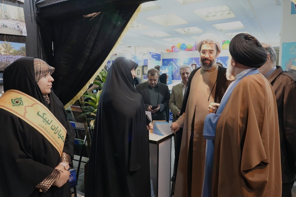 بازدید رئیس نهاد نمایندگی مقام معظم رهبری در دانشگاه‌ها از نمایشگاه بین المللی قرآن