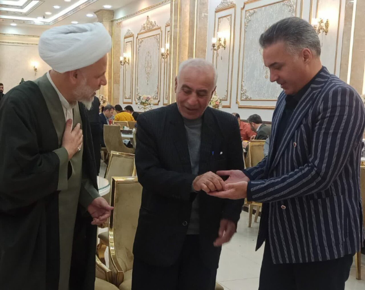 انگشتر متبرک رهبری به کمک آزادی زندانیان آمد