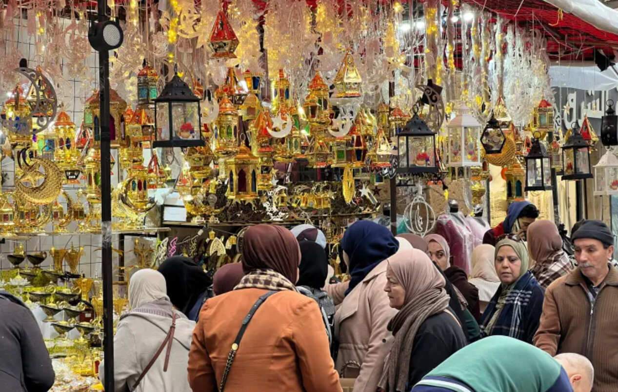 شهر رمضان المبارك في الجزائر.. موروث صامد وتكافل في الأحياء الشعبية