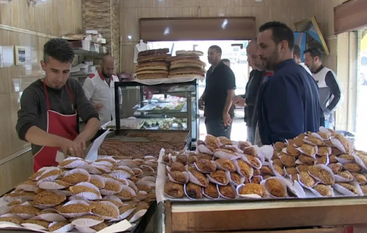 شهر رمضان المبارك في الجزائر.. موروث صامد وتكافل في الأحياء الشعبية