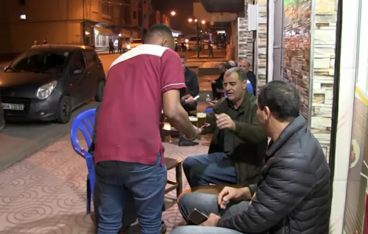 شهر رمضان المبارك في الجزائر.. موروث صامد وتكافل في الأحياء الشعبية