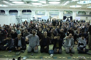 استقبال چشمگیر بازدیدکنندگان نمایشگاه قرآن کریم از اقامه نماز جماعت