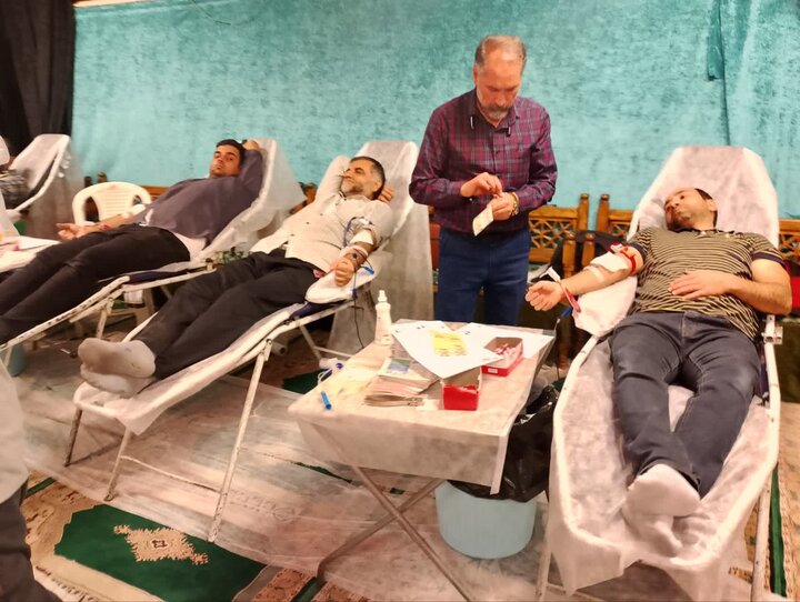 تصاویر/ اهدای خون توسط اهالی مسجد در ماه رمضان