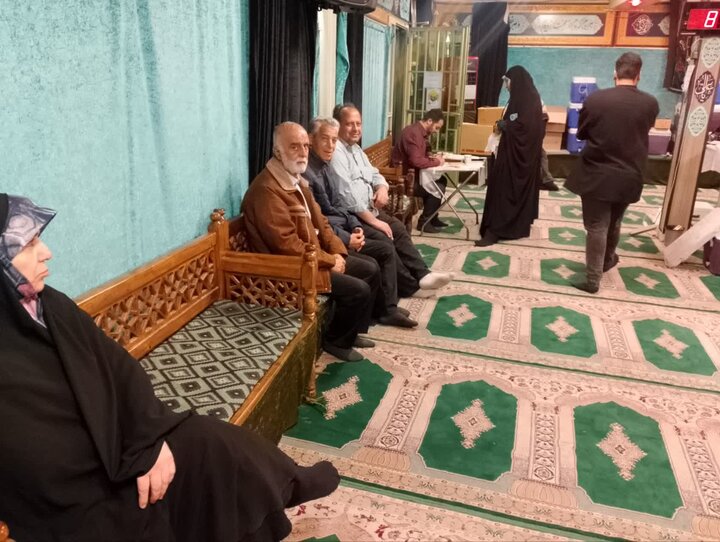 تصاویر/ اهدای خون توسط اهالی مسجد در ماه رمضان