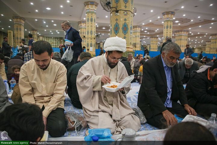 مائدة الإفطار في مسجد جمكران المقدّس خلال شهر رمضان المبارك