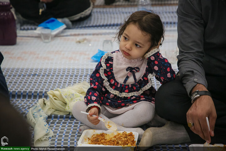 مائدة الإفطار في مسجد جمكران المقدّس خلال شهر رمضان المبارك