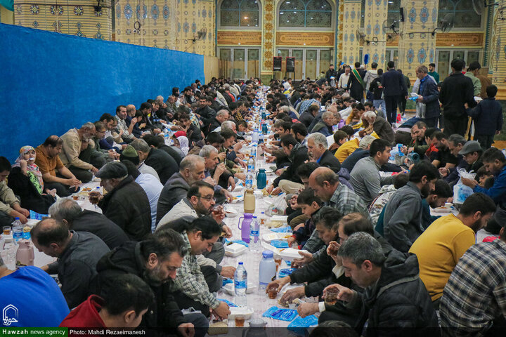 مائدة الإفطار في مسجد جمكران المقدّس خلال شهر رمضان المبارك