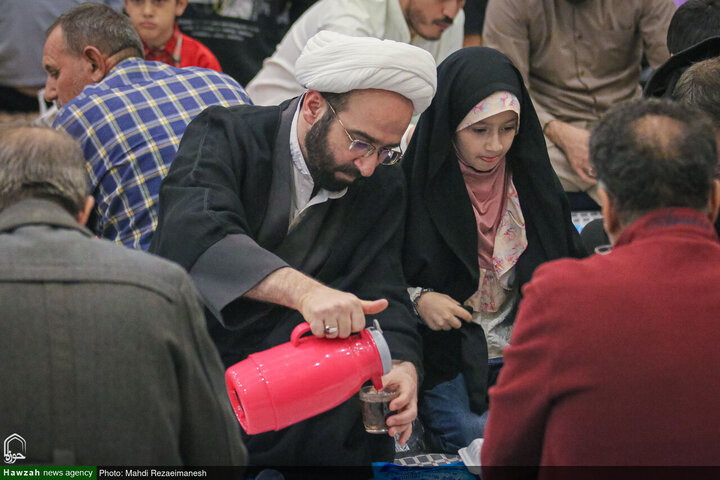 مائدة الإفطار في مسجد جمكران المقدّس خلال شهر رمضان المبارك