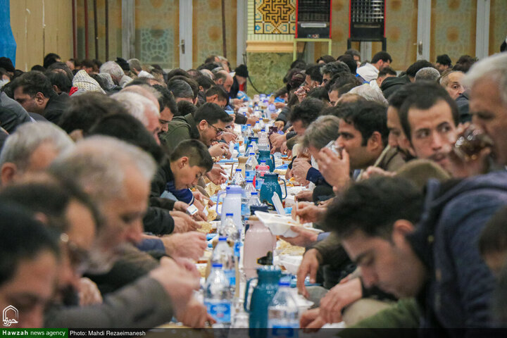 مائدة الإفطار في مسجد جمكران المقدّس خلال شهر رمضان المبارك