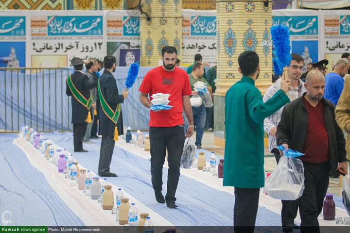 مائدة الإفطار في مسجد جمكران المقدّس خلال شهر رمضان المبارك