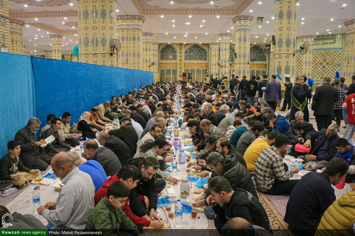 مائدة الإفطار في مسجد جمكران المقدّس خلال شهر رمضان المبارك