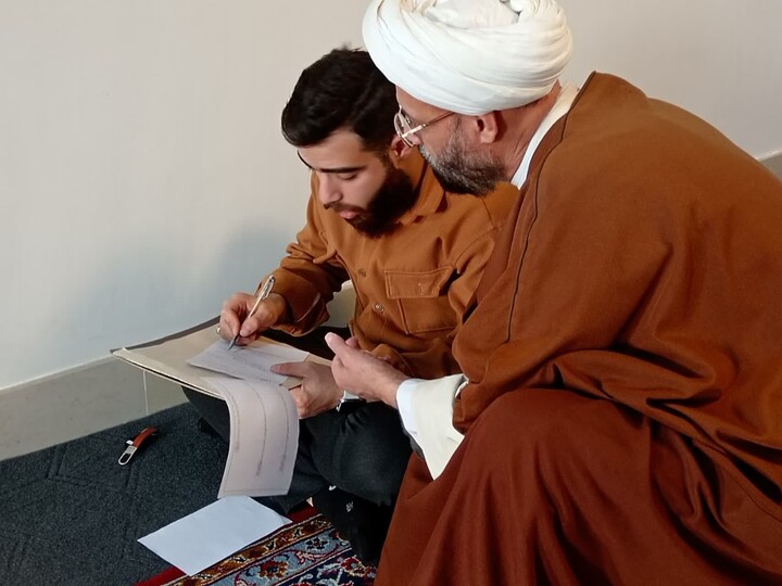 تصاویر / برگزاری آزمون هفتگی در مدرسه علمیه شیخ علیخان زنگنه تویسرکان