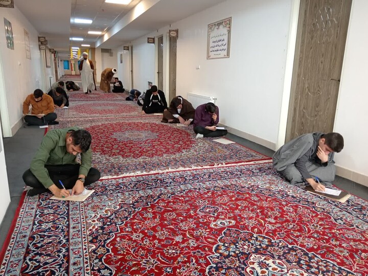 تصاویر / برگزاری آزمون هفتگی در مدرسه علمیه شیخ علیخان زنگنه تویسرکان