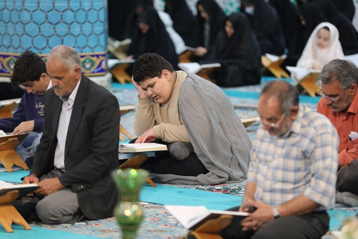 تصاویر/ آیین ترتیل خوانی قرآن کریم در امامزاده سید جعفر(ع) محمد استان یزد