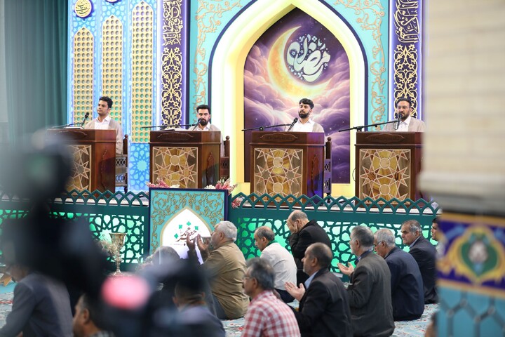 تصاویر/ آیین ترتیل خوانی قرآن کریم در امامزاده سید جعفر(ع) محمد استان یزد