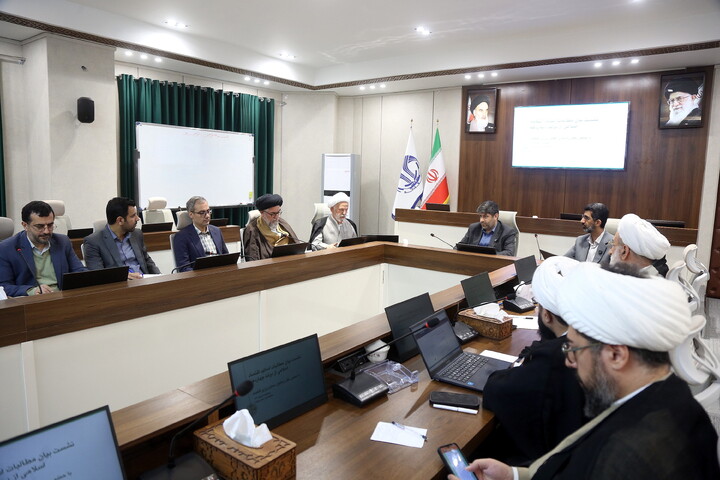 تصاویر/ نشست بیان مطالبات اساتید اقتصاد اسلامی از دولت چهاردهم