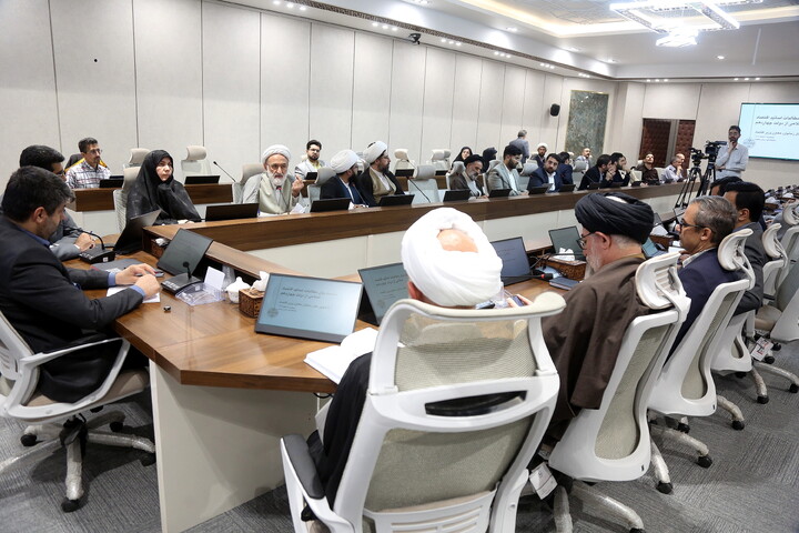 تصاویر/ نشست بیان مطالبات اساتید اقتصاد اسلامی از دولت چهاردهم