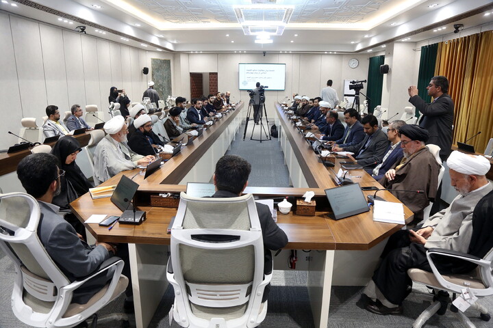 تصاویر/ نشست بیان مطالبات اساتید اقتصاد اسلامی از دولت چهاردهم