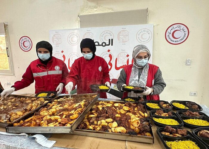 الهلال الأحمر المصري يقيم موائد الإفطار ويوزّع الغذاء على الأسر المصرية والفلسطينية