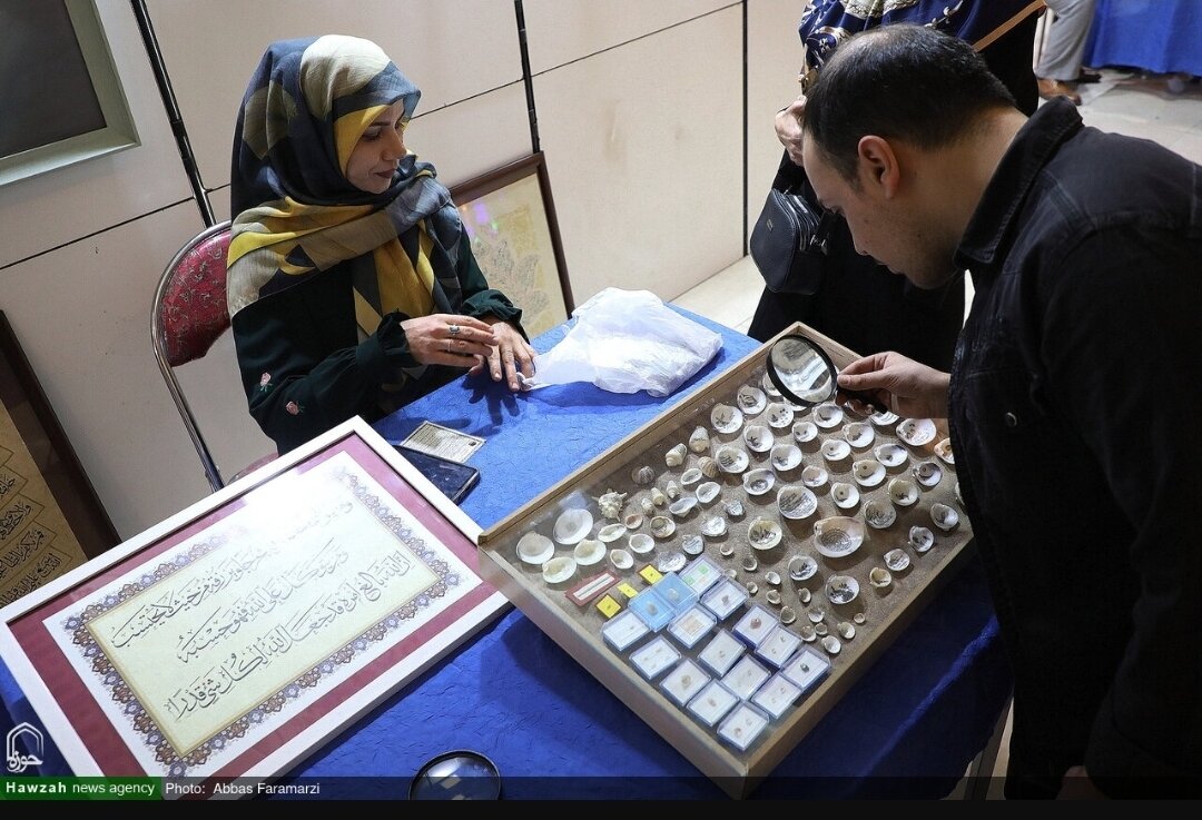 کتابت قرآن بر روی صدف به دستان هنرمند ناشنوا / تجلی ایمان در نمایشگاه بین‌المللی قرآن کریم