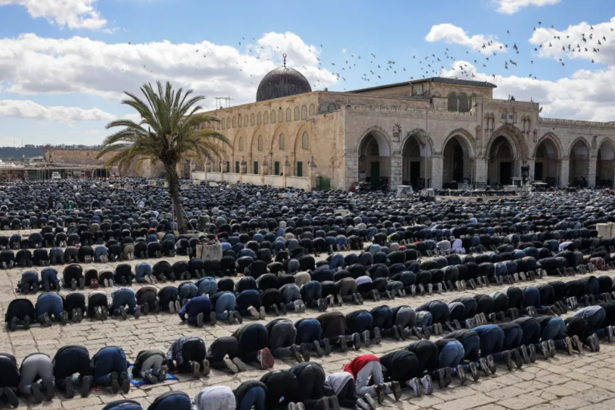 100 ألف مصل في المسجد الأقصى رغم تشديدات كيان الاحتلال