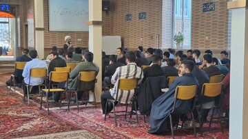 قرآن کریم، چراغ هدایت و راهنمای اصلی بشر در تمام اعصار است