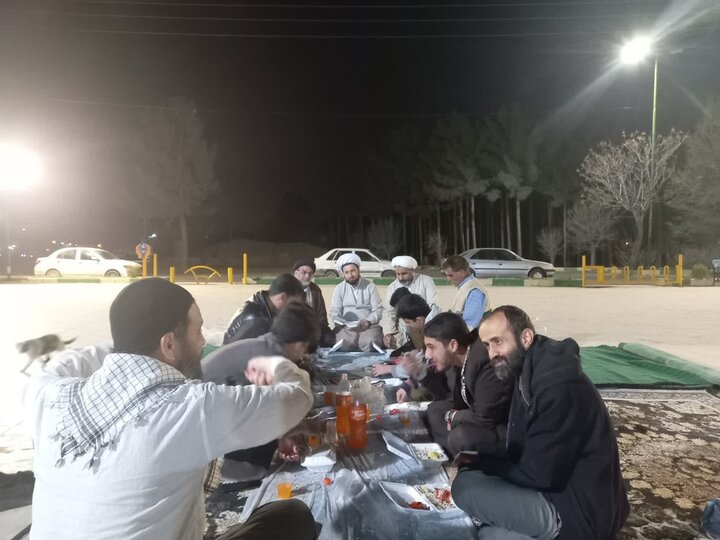 تصاویر/ حضور کارکنان مدرسه علمیه آیت‌الله مصطفوی(ره) کاشان در چایخانه حضرت رضا(ع) آران و بیدگل