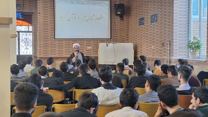 تصاویر / نشست قرآنی طلاب مدرسه علمیه حضرت امیرالمومنین (ع) تبریز