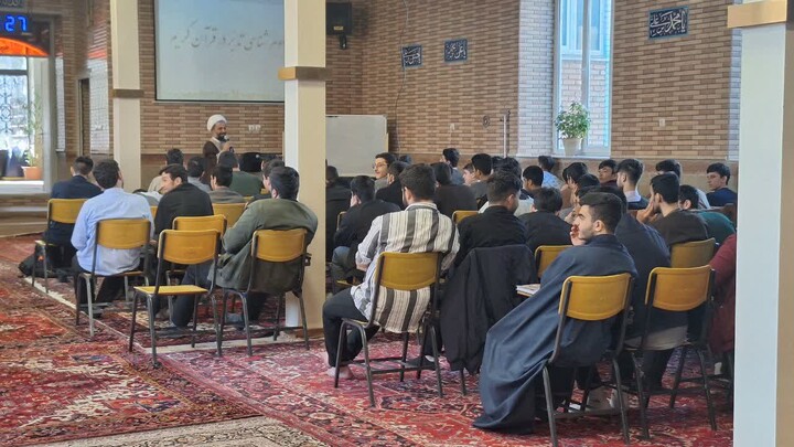 تصاویر / نشست قرآنی طلاب مدرسه علمیه حضرت امیرالمومنین (ع) تبریز