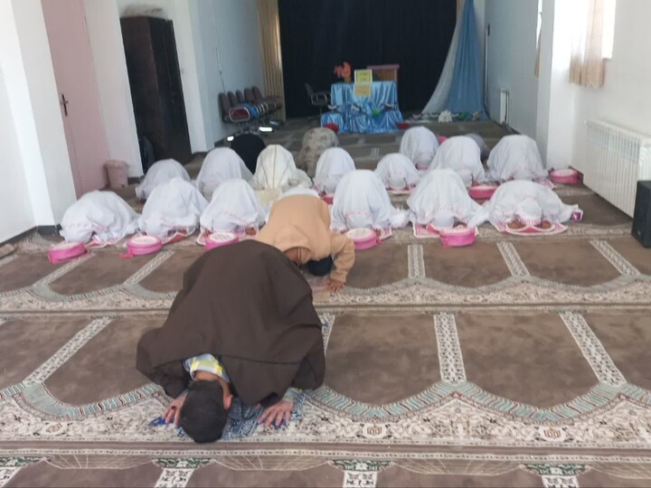 تصاویر / حضور اساتید و طلاب مدرسه علمیه سامن در میان اقشار مختلف مردم در ماه مبارک رمضان