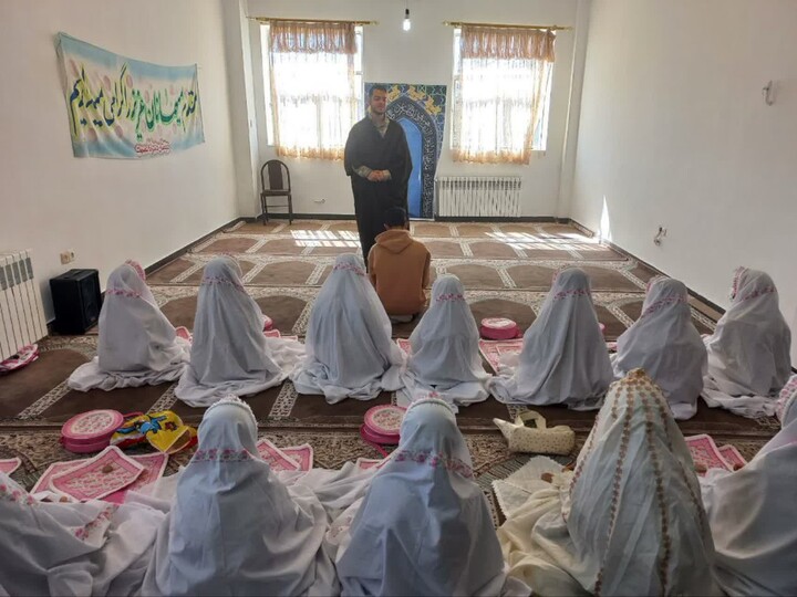 تصاویر / حضور اساتید و طلاب مدرسه علمیه سامن در میان اقشار مختلف مردم در ماه مبارک رمضان