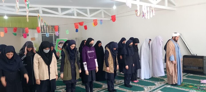 تصاویر / حضور اساتید و طلاب مدرسه علمیه سامن در میان اقشار مختلف مردم در ماه مبارک رمضان