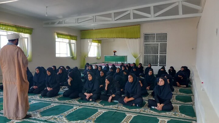 تصاویر / حضور اساتید و طلاب مدرسه علمیه سامن در میان اقشار مختلف مردم در ماه مبارک رمضان