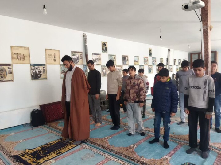 تصاویر / حضور اساتید و طلاب مدرسه علمیه سامن در میان اقشار مختلف مردم در ماه مبارک رمضان