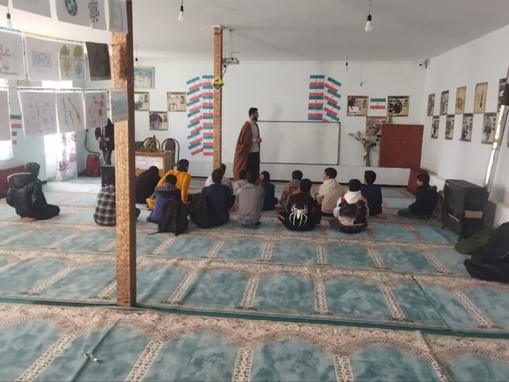 تصاویر / حضور اساتید و طلاب مدرسه علمیه سامن در میان اقشار مختلف مردم در ماه مبارک رمضان