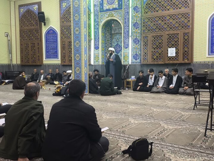 تصاویر / محفل انس با قرآن کریم با حضور طلاب مدرسه علمیه شیخ علیخان زنگنه تویسرکان