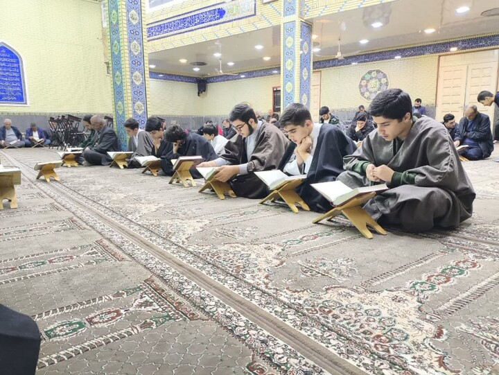 تصاویر / محفل انس با قرآن کریم با حضور طلاب مدرسه علمیه شیخ علیخان زنگنه تویسرکان