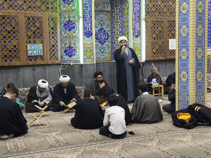 تصاویر / محفل انس با قرآن کریم با حضور طلاب مدرسه علمیه شیخ علیخان زنگنه تویسرکان
