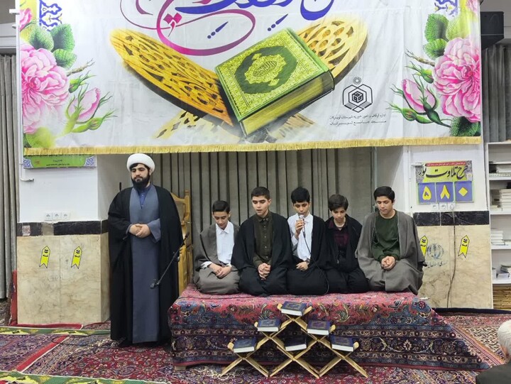 تصاویر / محفل انس با قرآن کریم با حضور طلاب مدرسه علمیه شیخ علیخان زنگنه تویسرکان