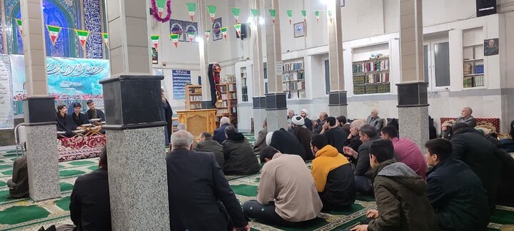 تصاویر / محفل انس با قرآن کریم با حضور طلاب مدرسه علمیه شیخ علیخان زنگنه تویسرکان