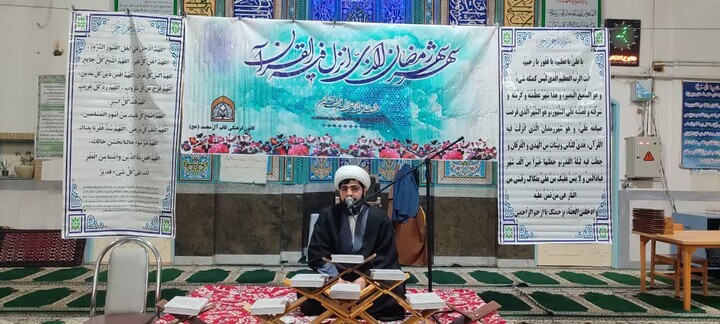 تصاویر / محفل انس با قرآن کریم با حضور طلاب مدرسه علمیه شیخ علیخان زنگنه تویسرکان