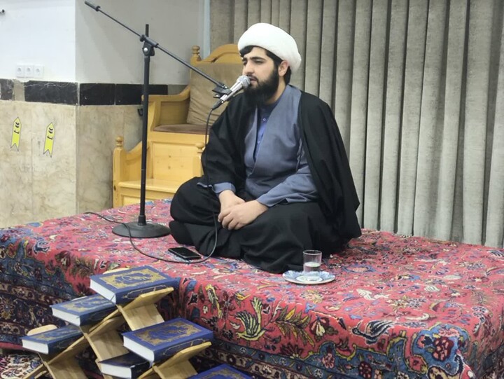 تصاویر / محفل انس با قرآن کریم با حضور طلاب مدرسه علمیه شیخ علیخان زنگنه تویسرکان