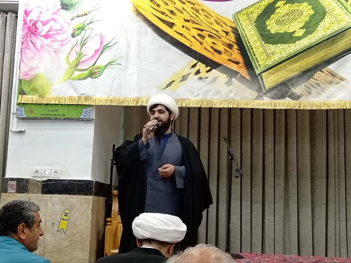 تصاویر / محفل انس با قرآن کریم با حضور طلاب مدرسه علمیه شیخ علیخان زنگنه تویسرکان