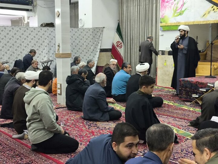 تصاویر / محفل انس با قرآن کریم با حضور طلاب مدرسه علمیه شیخ علیخان زنگنه تویسرکان