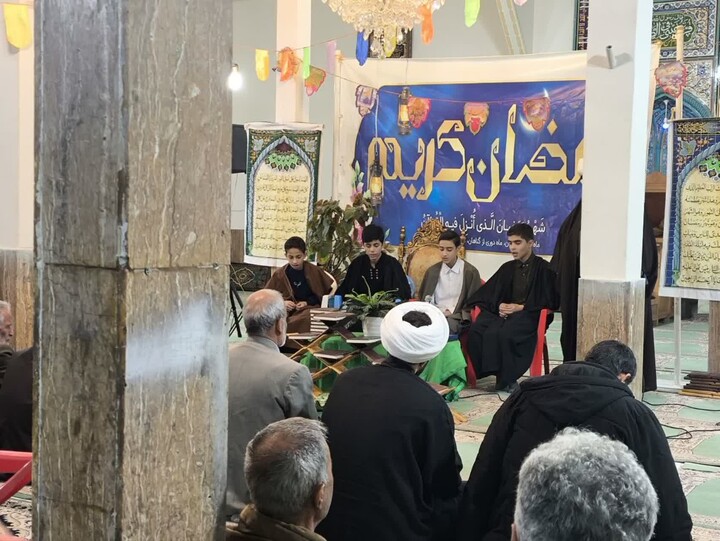 تصاویر / محفل انس با قرآن کریم با حضور طلاب مدرسه علمیه شیخ علیخان زنگنه تویسرکان